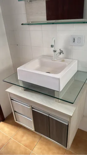 Kit de banheiro armário + pia e espelho em ótimo estado