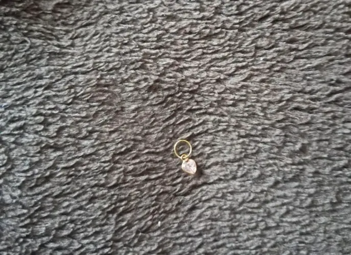 Vendo um pingente de ouro com zirconia