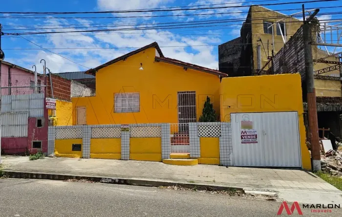 Casa no Alecrim, ótimo para comercio, 2 quartos, sendo 1 suíte, lado da sombra, 140m².