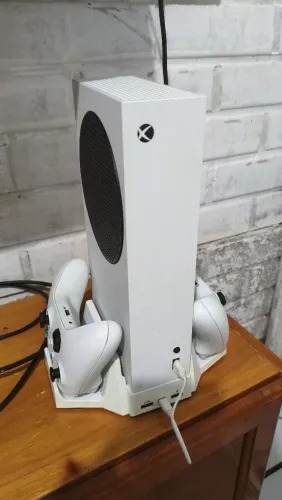 Vendo Xbox série S 512gb, com dois controles, carregar com cooler.