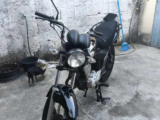 Fan 150 ESI. Partida elétrica pneus em bom estado. Troco Yamaha ou Honda 250.