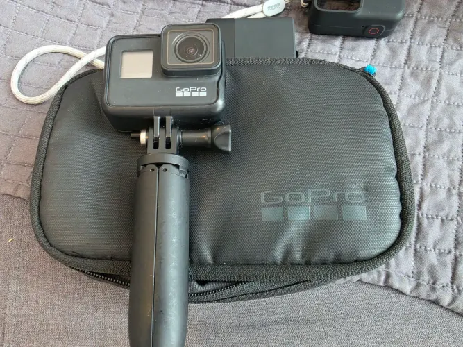 Câmera Go Pro 7 Black com acessorios, bolsa de viagem, 2 baterias e cartao sd. Usada.