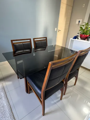 Mesa de Jantar Tok&Stok em Madeira Maciça com Tampo de Vidro + 4 Cadeiras