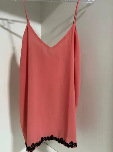 Blusa lisa com renda - Lança Perfume