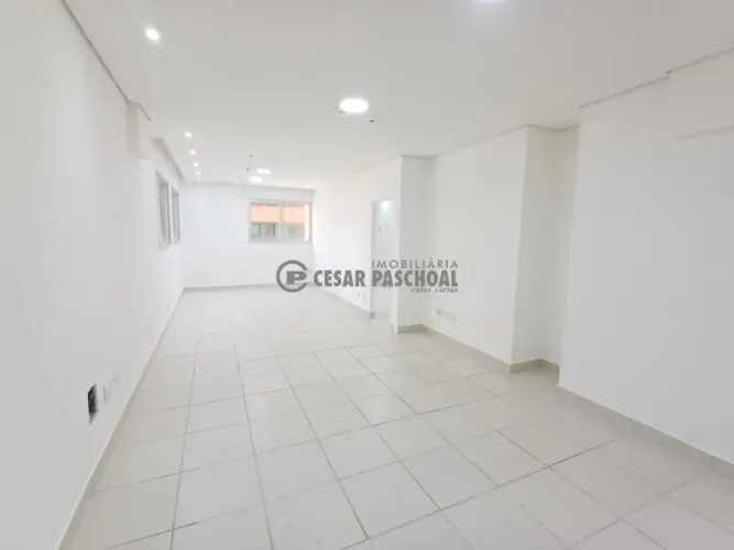 Sala Comercial Normal Jardim Botânico Sala composta por: 2 banheiros 01 copa 01 sala.