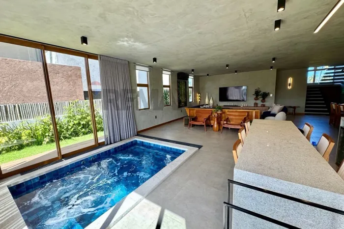 Casa de Alto Padrão na Praia do Patacho | Condomínio Pé na Areia | 327m² de Sofisticação