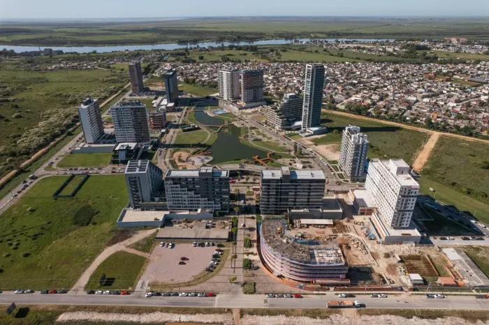 Terreno de esquina à venda no Parque Una, 432m² em condomínio fechado, com energia solar e