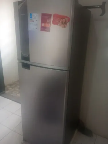 Vendo uma geladeira semi nova