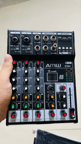 Mesa de áudio de 4 canais AMW SM4