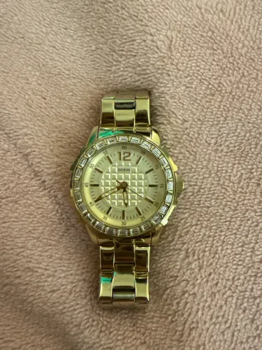Relógio Guess feminino dourado com pedraria 