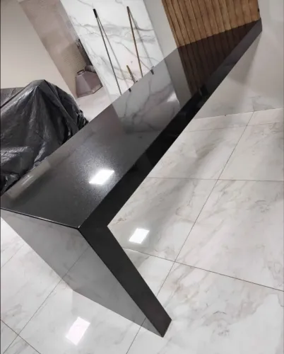 Bancada, ilha, mesa cascata em pedra de ardósia pintada e envernizada