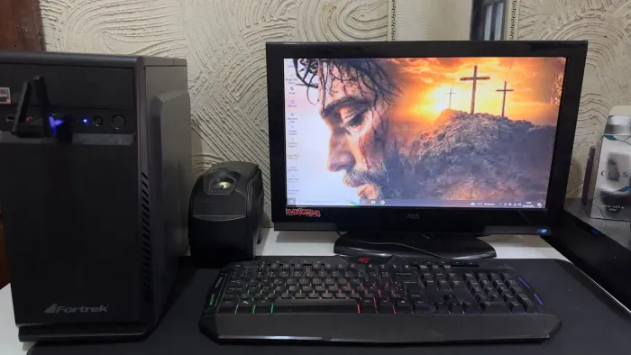 Computador com todas as peças monitor mouse e etc..