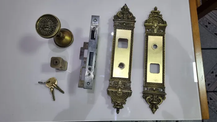 Vendo Fechadura antiga, completo em latão maciço com espelhos ornamentados Lockwell