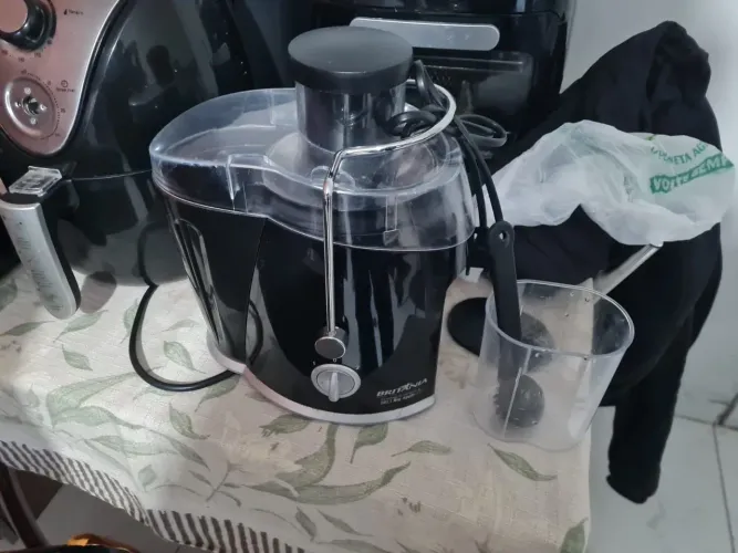 Centrífuga de alimentos elétrica Juicer 700 preta Britânia (suqueira elétrica)