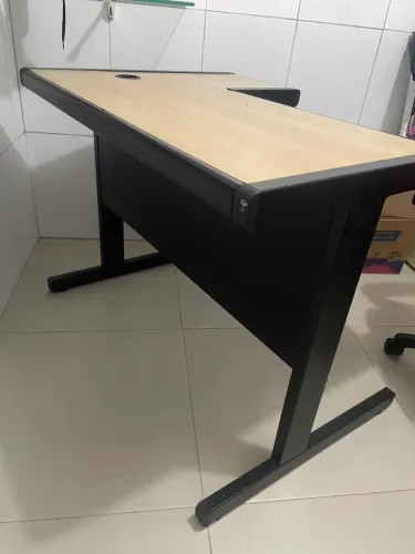 Mesa de Escritório com Design Moderno - R$300