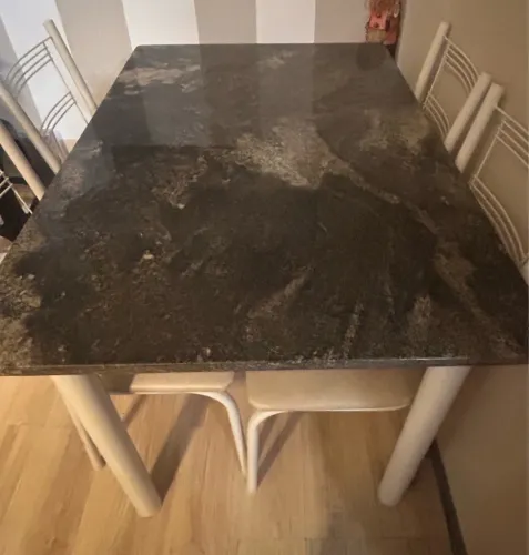 Mesa de jantar com tampo de mármore 