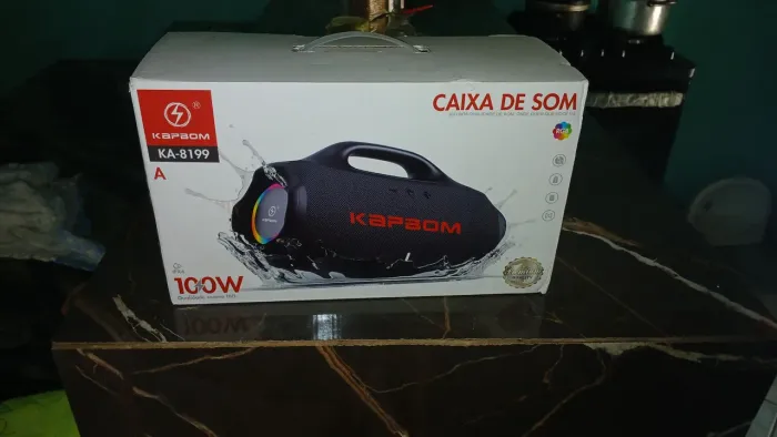Caixa de som media nova na caixa
