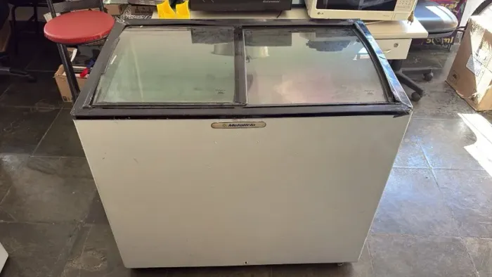 Freezer Expositor Metalfrio 2 Tampas de Vidro 220v - Funcionando