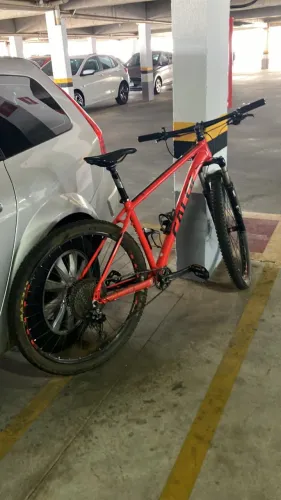 Bicicleta Caloi Elite Alumínio (Suspensão RockShox, Câmbio Shimano Deore)