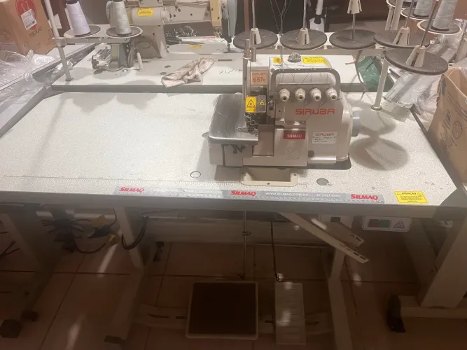 Maquina de costura interlock Siruba