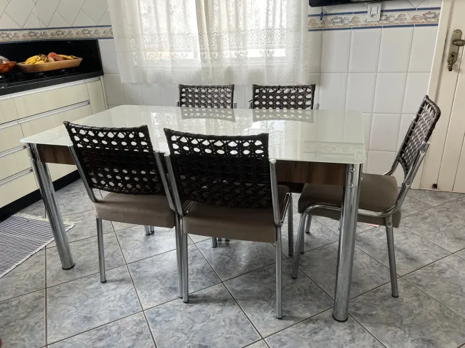 VENDO MESA COM 5 CADEIRAS