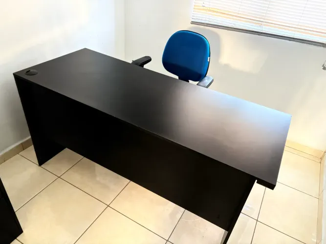 Mesa Executiva para Escritório Preta com cadeira - Excelente Estado
