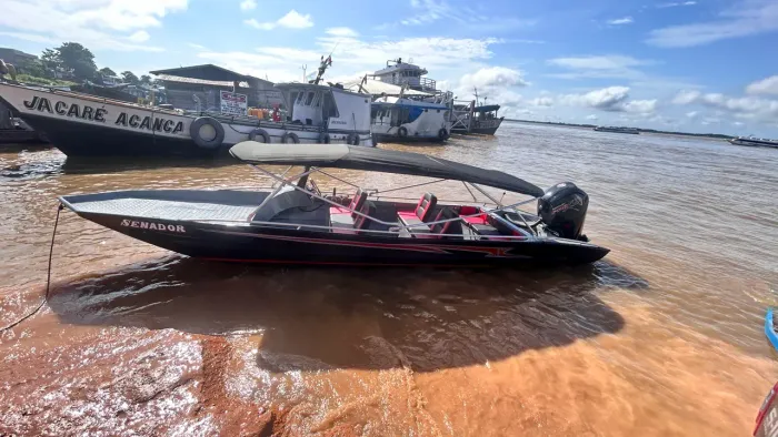 Lanchas de alumínio.