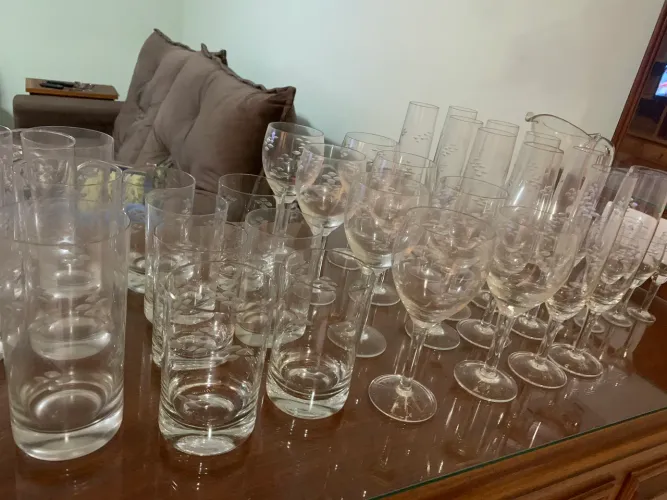 Conjunto de copos e taças de cristal 