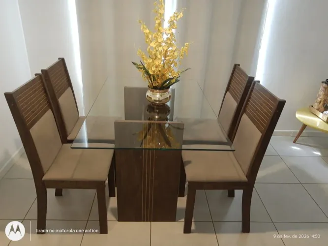 Mesa semi nova de madeira com vidro