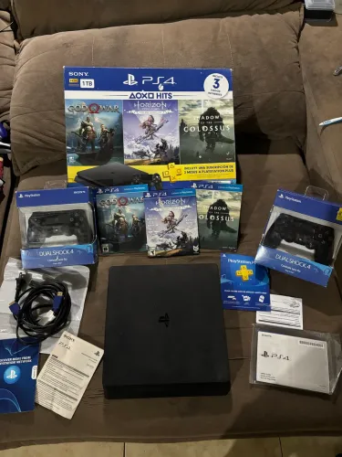 PS4 SLIM 1 TERÁ 2 CONTROLE + GOD OF WAR + HORIZON + COLOSSUS + FORTNITE + OUTROS