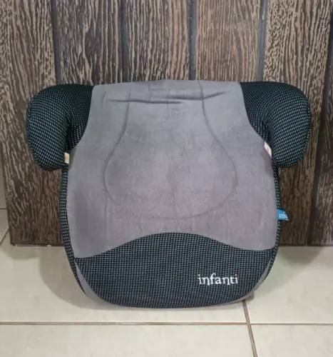 Assento de carro infantil de 4 a 10 anos, da MARCA INFANTI USADO em EXCELENTE estado!