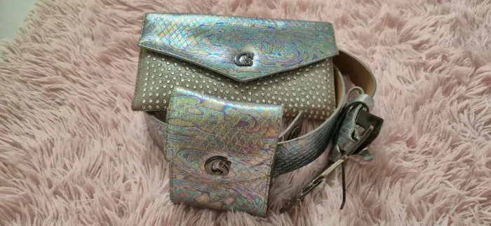 Pulseira e cinto porta celular e carteira.