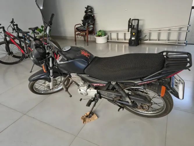Vendo moto Titan CG 150, modelo ks , pedal, cor preta , filtros novos, carburador limpo...