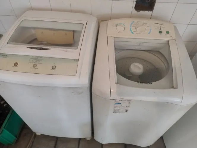 Duas máquinas de lavar com pequeno defeito