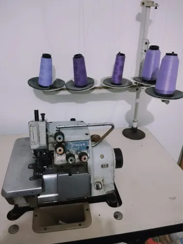 Máquina de costura Interlock Singer
