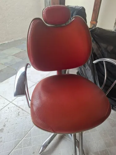 Cadeira para salão  de beleza na cor vermelha  em ótimo estado de conservação  .