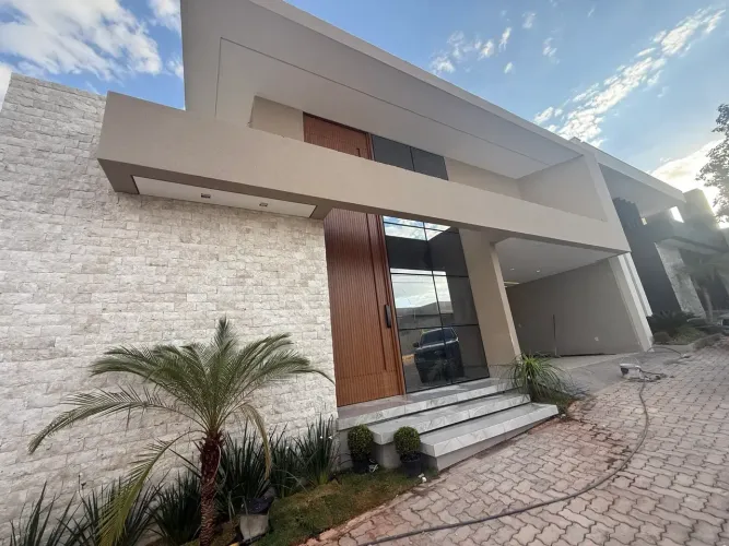 Casa de Alto Padrão | 237 m² | 3 Suítes | Piscina Aquecida | Condomínio Fechado