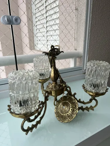 Lustre de latão maciço com três cúpulas 