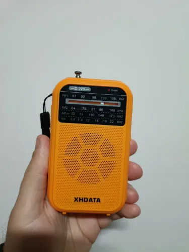 Rádio XHDATA D220. Amarelo. FM AM SW.
