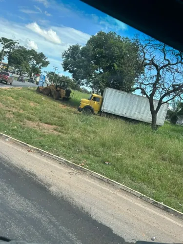 Caminhão baú para locação e mudança