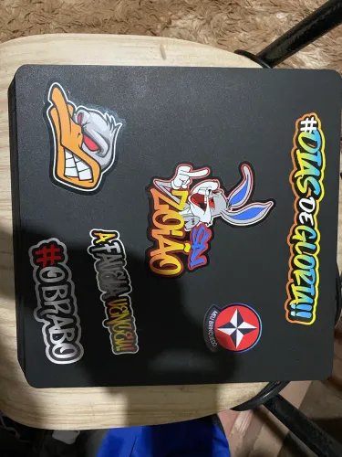 Vende se um ps4 slim