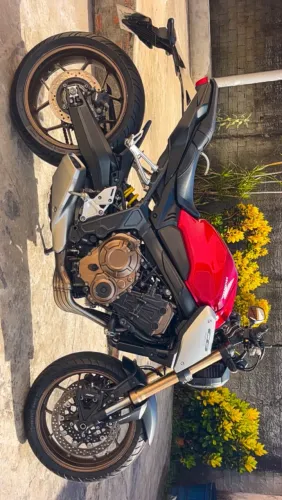 Honda cb 650 R 2022 vermelha apenas 8.973 km