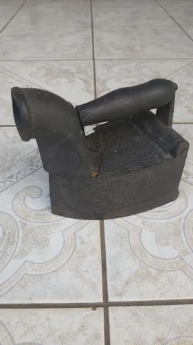 Ferro passar roupa antigo
