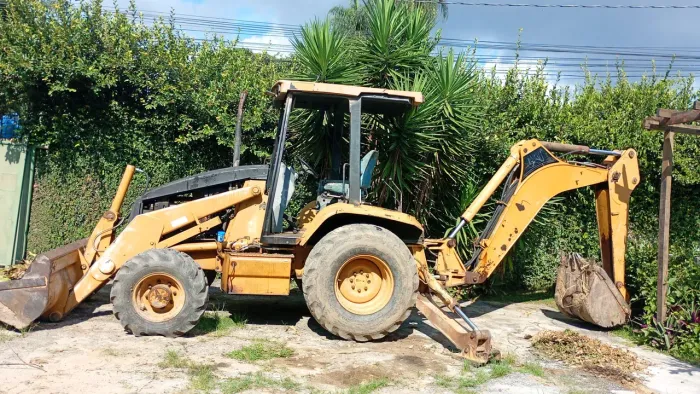 Vendo retro escavadeira Caterpillar 2002
