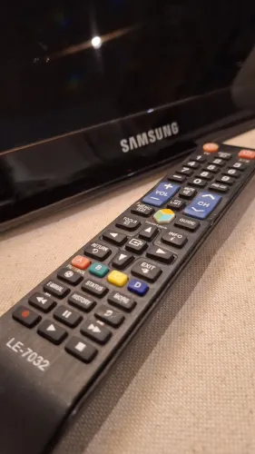 TV Samsung 32" LED Full HD - Funcionando Perfeitamente + Controle