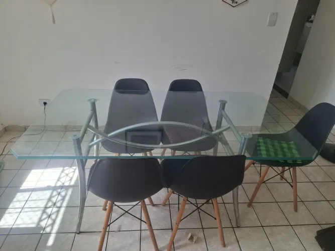 MESA DE VIDRO E 5 CADEIRAS