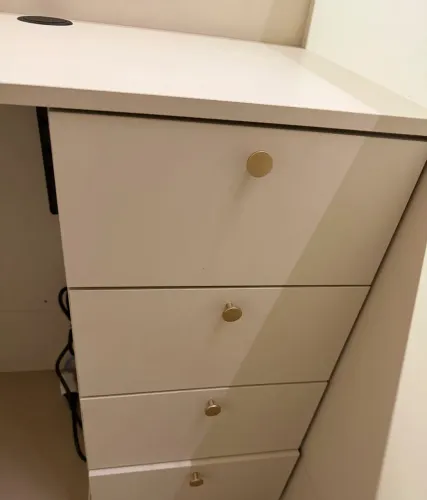Balcão de recepção ripado em MDF - estilo moderno