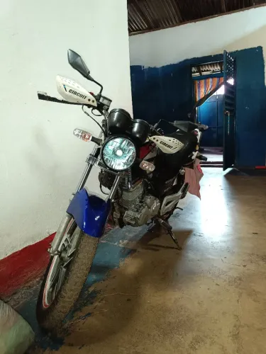Vende-se uma moto 125 Suzuki