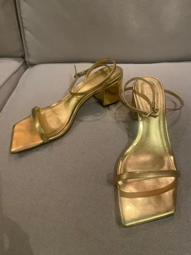 Sandália salto bloco dourada