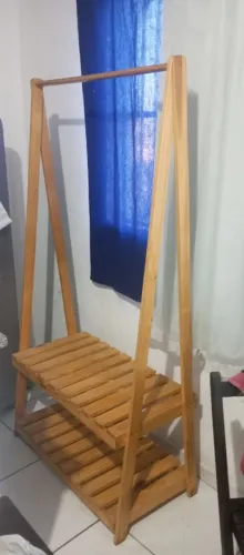 Arara de roupas madeira 